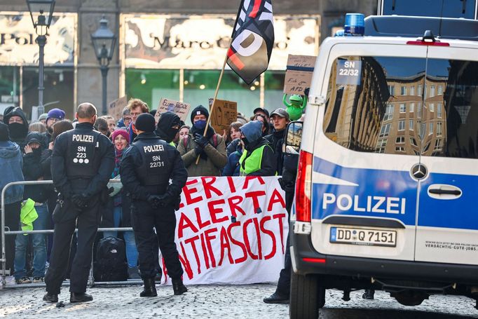 Více než čtvrt milionu Němců protestovalo proti spolupráci demokratických politiků se stranou AfD, která je označovaná za pravicově populistickou až krajně pravicovou.