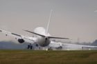 Nebezpečné přistání Boeingu 737 na Ruzyni. Letěli pomalu, posádka byla nezkušená, říká pilot