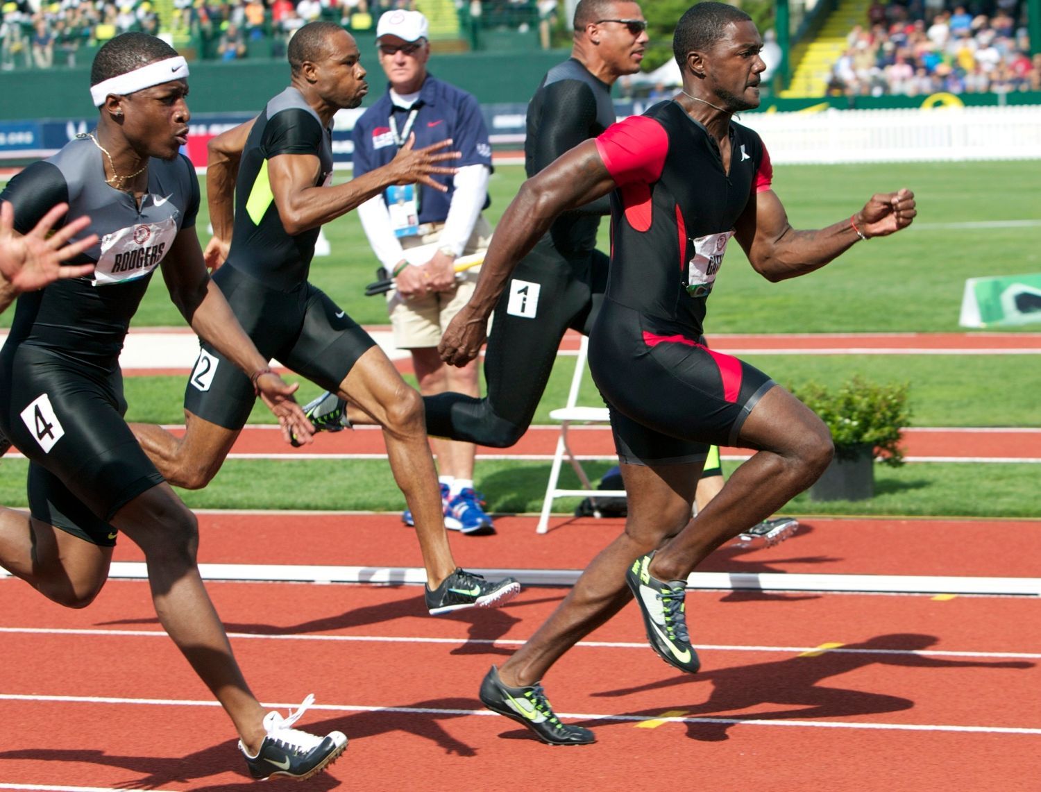 Sprinter Justin Gatlin vítězí během závodu na 100 metrů během americké kvalifikace v Eugene 2012