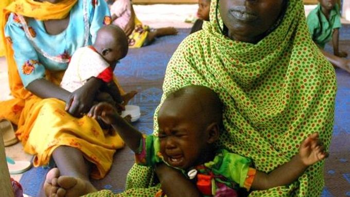Ženy v uprchlickém táboře Gaga ve východním Čadu čekají, až budou moci nakrmit své podvýživené děti.