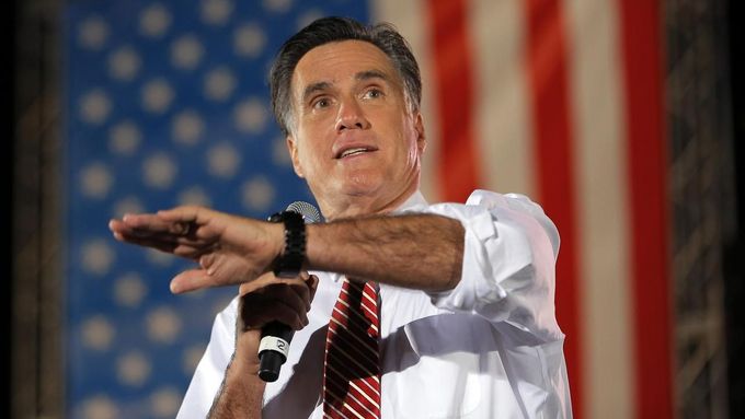 Mitt Romney hovoří ke svým stoupencům ve Fishersville ve Virginii.