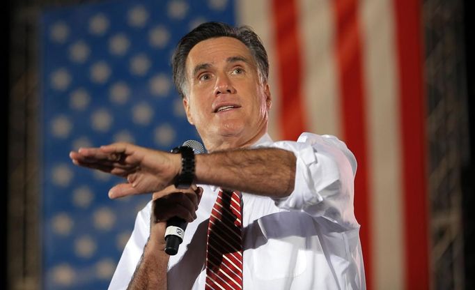 Mitt Romney hovoří ke svým stoupencům ve Fishersville ve Virginii.