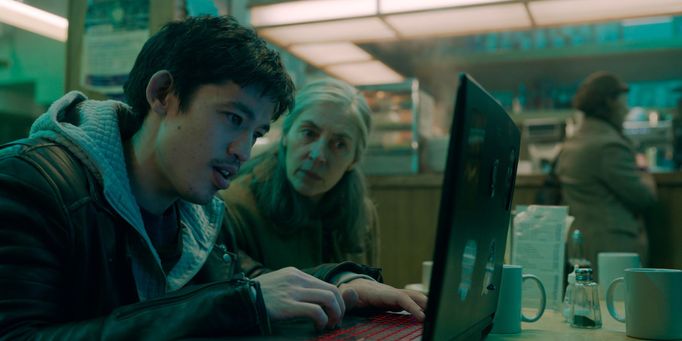 Christopher Chung jako Roddy a Saskia Reevesová v roli Catherine.