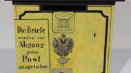 Od roku 1869 se zavádějí celoplechové schránky. Jsou bytelnější a lépe odolají zlodějům i nepřízni počasí. Od roku 1850, kdy byly zavedeny poštovní známky, se totiž schránky na dopisy začaly objevovat i venku - před důležitými úřady, na nádražích a frekventovaných ulicích.