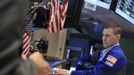 Traders work on the floor of the New York Stock Exchange June 22, 2012. REUTERS/Shannon Stapleton (UNITED STATES - Tags: BUSINESS) Published: Čer. 22, 2012, 3:08 odp.