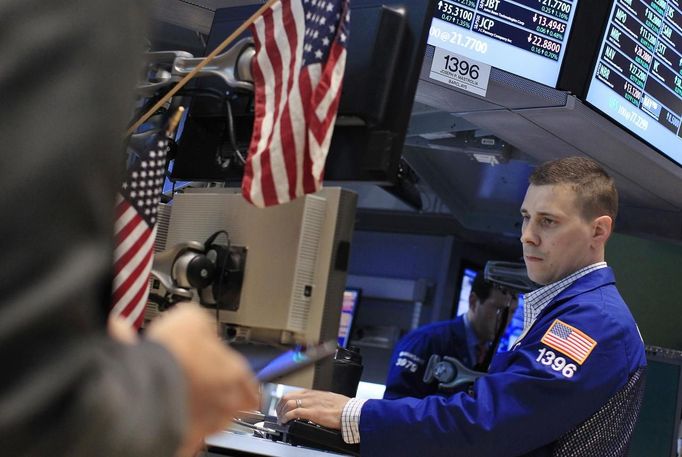 Traders work on the floor of the New York Stock Exchange June 22, 2012. REUTERS/Shannon Stapleton (UNITED STATES - Tags: BUSINESS) Published: Čer. 22, 2012, 3:08 odp.