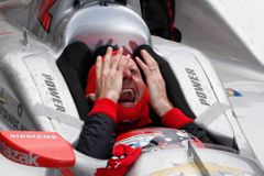 Video: Australan Power vyhrál slavný závod Indy 500, manželka se málem pominula radostí