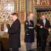 Vyjímání korunovačních klenotů ve Svatováclavské kapli