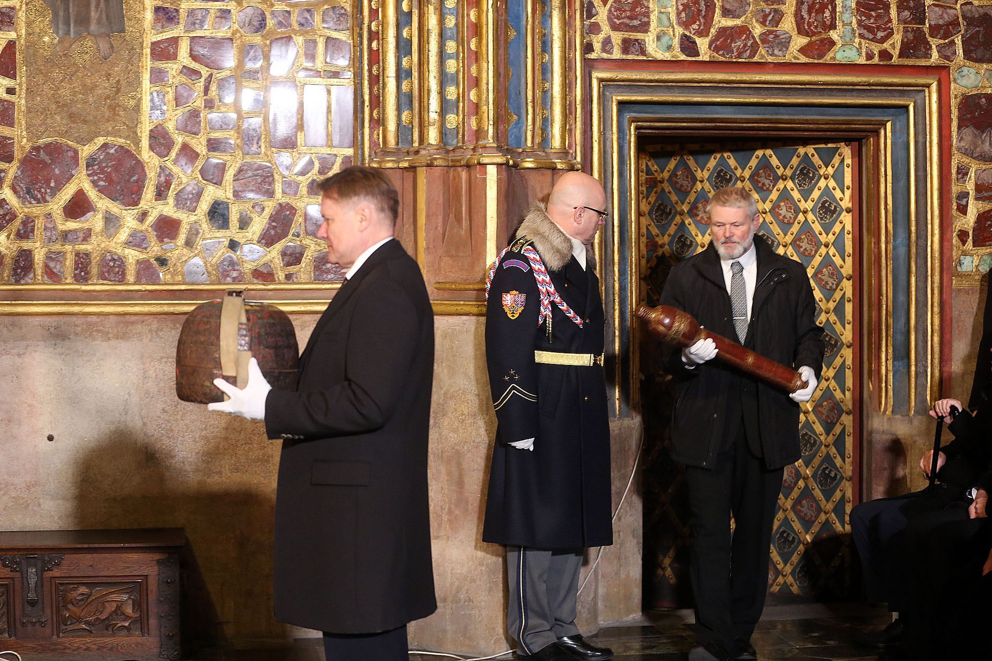 Vyjímání korunovačních klenotů ve Svatováclavské kapli
