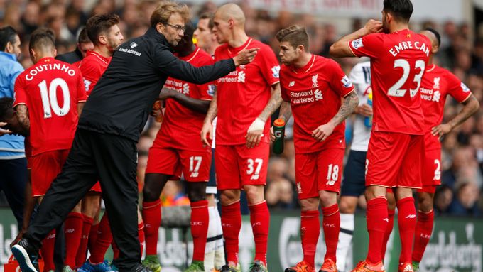 Jürgen Klopp hovoří s hráči Liverpoolu