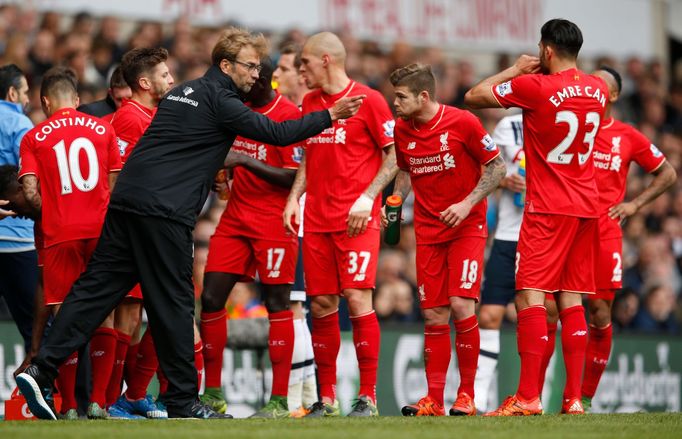 Jürgen Klopp hovoří s hráči Liverpoolu