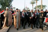 Druhý zleva přichází volit Ammar al-Hakim, vůdce Nejvyšší islámské rady Iráku