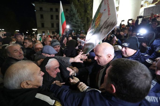 Ředitel divadla Vasil Vasilev se snaží usměrnit demonstranty.