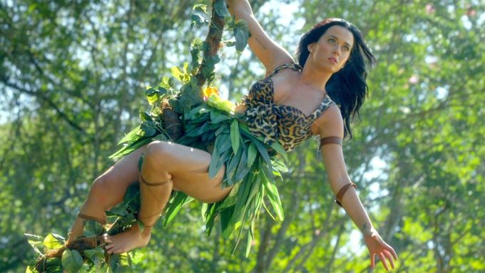 Katy Perry v pralesním klipu.
