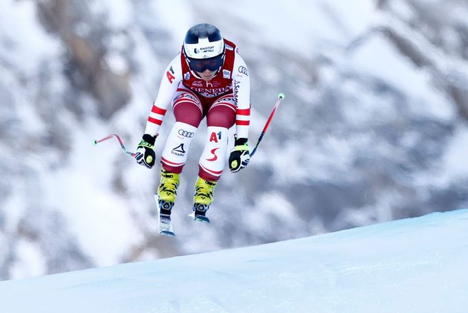 Rakouská lyžařka Nicole Schmidhoferová při sjezdu ve Val d´Isere nepříjemně upadla