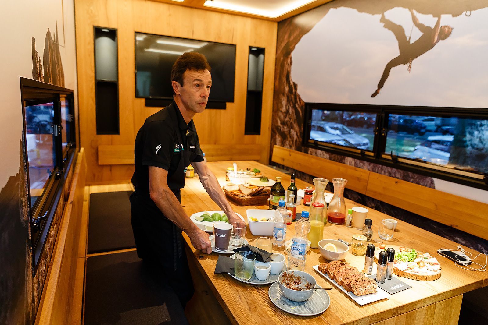 Tour de France - pohled do kuchyně stáje Bora