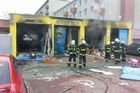 V Prostějově hoří autoservis, požáru předcházel výbuch. Jeden člověk utrpěl zranění, škoda je milion