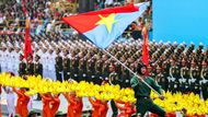 Ho Či Minovo Město, Vietnam: vojáci pochodují při slavnostní přehlídce k 50. výročí pádu Saigonu.