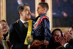 Vítězství demokracie, hřímal Maduro a fotil se s dětmi. EU a USA ho vítězem neuznaly