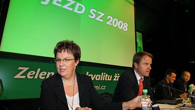 Nejžhavější kandidáti na sobotní volbu předsedy Strany zelených - exministryně Dana Kuchtová (vlevo) a současný předseda Martin Bursík.