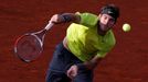 Argentinský tenista Juan Martin Del Potro předvádí servis na Čecha Tomáše Berdycha během osmifinále French Open 2012