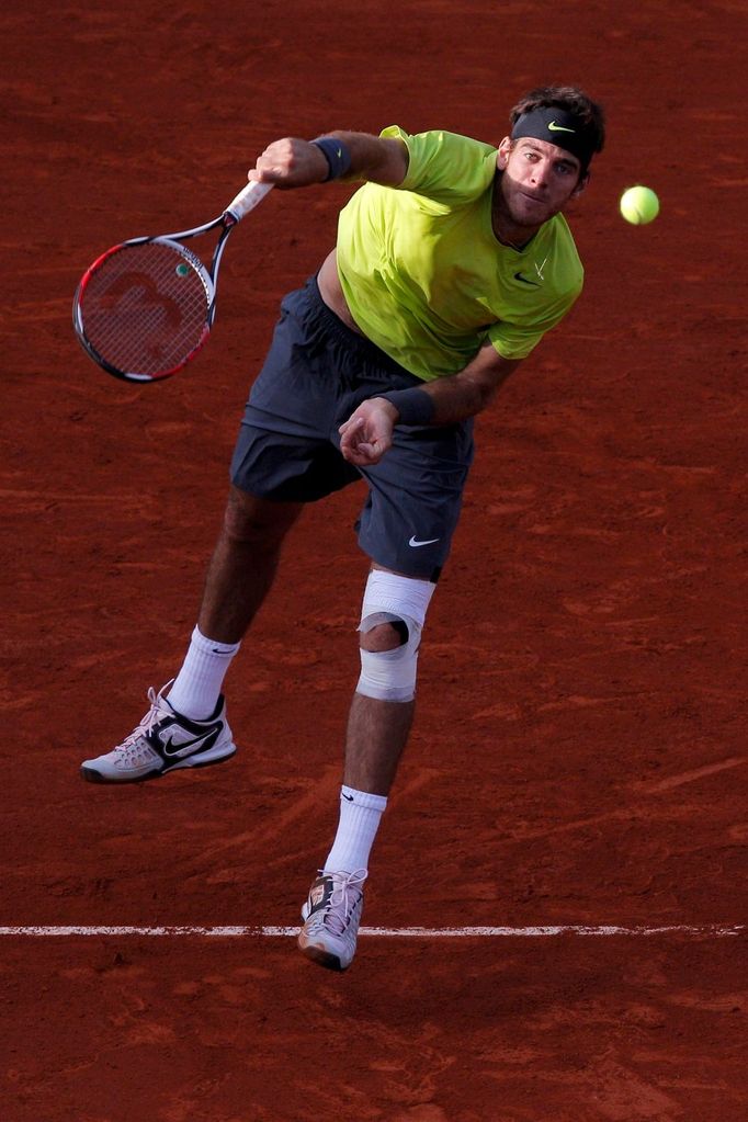 Argentinský tenista Juan Martin Del Potro předvádí servis na Čecha Tomáše Berdycha během osmifinále French Open 2012