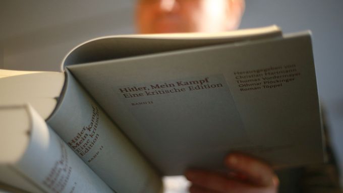 Hitlerův spis Mein Kampf vydali a okomentovali nejlepší němečtí historici.