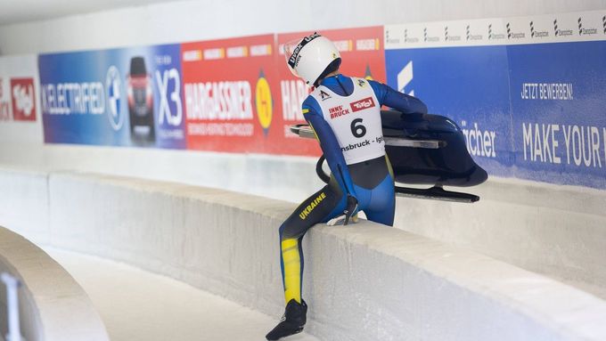 Ukrajinská závodnice Olena Steckivová v ledovém korytu v Iglsu