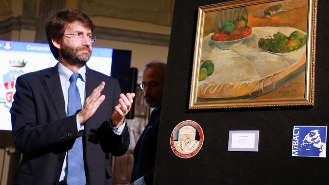 Italský ministr kultury Dario Franceschini aplauduje při představování nalezeného obrazu.