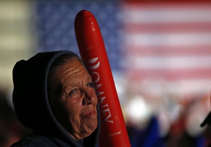 A supporter of U.S. Republican presidential nominee and former Massachusetts Governor Mitt Romney listens to his remarks during a campaign rally in Englewood, Colorado, November 3, 2012. REUTERS/Jim Young (UNITED STATES - Tags: POLITICS ELECTIONS USA PRESIDENTIAL ELECTION) Published: Lis. 4, 2012, 1:48 dop.