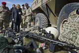 Podle agentury AFP kancléřka navštívila za přísných bezpečnostních opatření vojáky, kteří působí u města Mazár-e Šaríf na severu země.