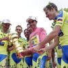 Giro d'Italia 2015 - Alberto Contador slaví se svým týmem