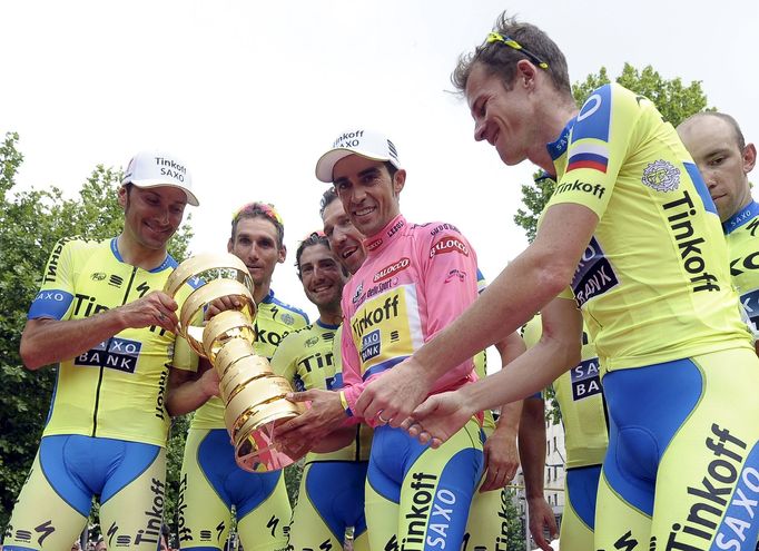 Giro d'Italia 2015 - Alberto Contador slaví se svým týmem