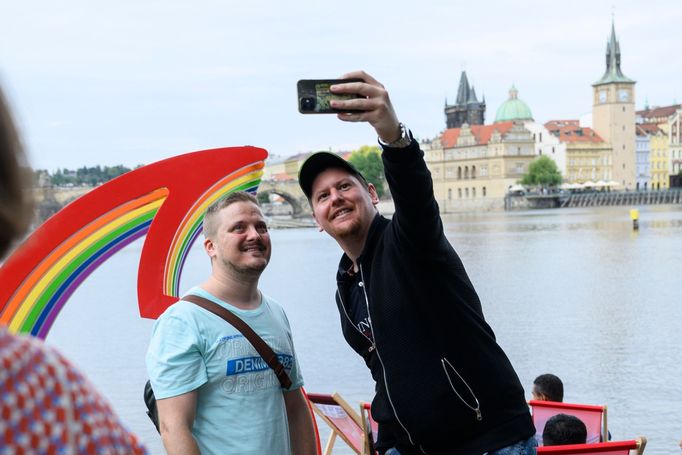 Návštěvníci Střeleckého ostrova v centru Prahy, kde byl zahájen 15. ročník festivalu sexuálních menšin Prague Pride, 28. července 2025, Praha.