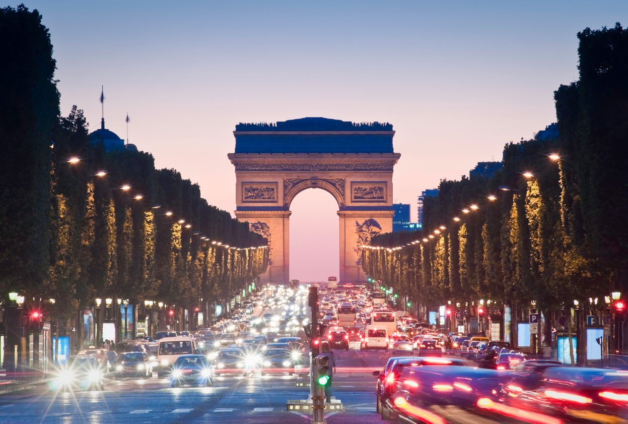 Paříž kolona aut ulice