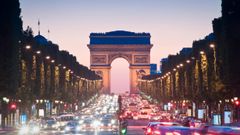 Paříž kolona aut ulice