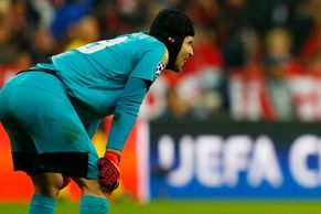 Osamělost pětkrát pokořeného Čecha, Arsenal utrpěl historický debakl