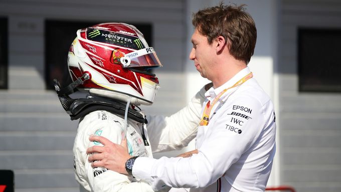 Lewis Hamilton a šéf týmu Mercedes slaví po Velké ceně Maďarska formule 1.