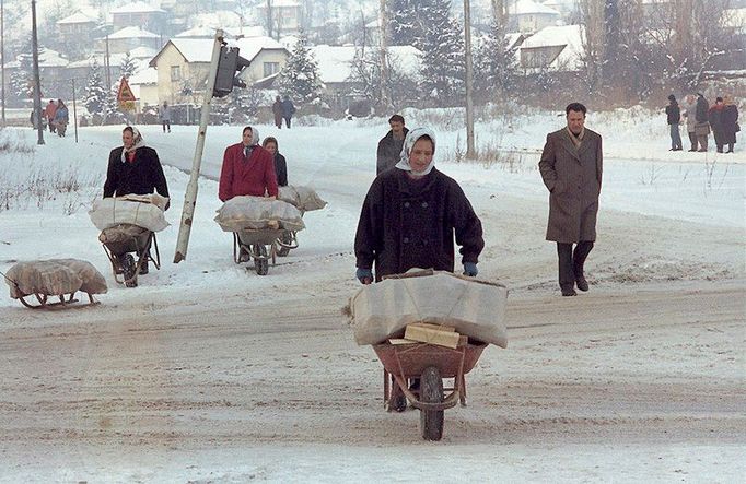 Ženy ze Sarajeva vezou na kolečkách dřevo na topení v době blokády a ostřelování města srbskými jednotkami. Prosinec 1992.