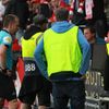Rozhodčí Bartosz Frankowski sleduje VAR  v zápase 2. kola nadstavby F:L Slavia Praha - Viktoria Plzeň