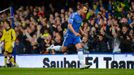 Fotbalista Chelsea John Terry střílí gól v utkání proti Liverpoolu v anglické Premier League 2012/13.