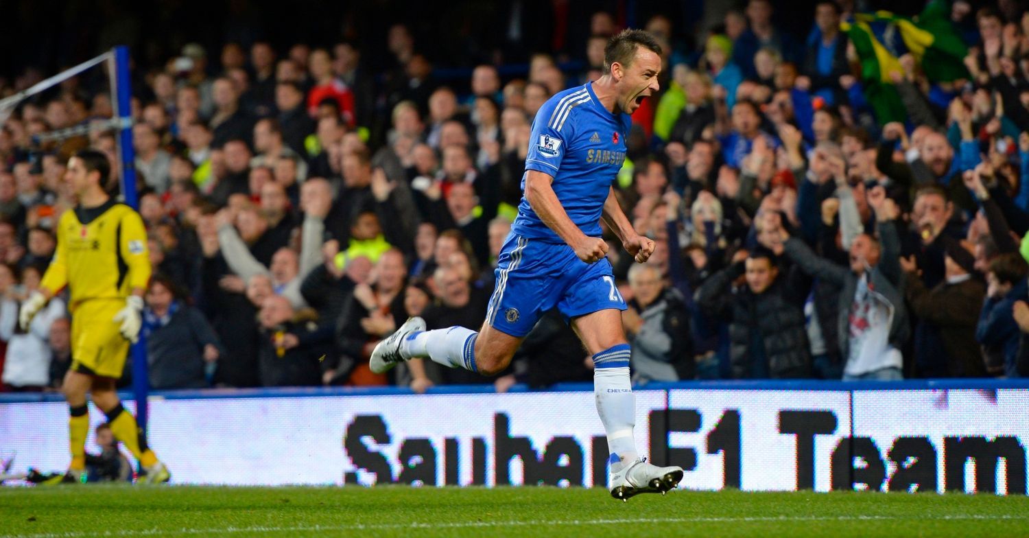 Fotbalista Chelsea John Terry střílí gól v utkání proti Liverpoolu v anglické Premier League 2012/13.