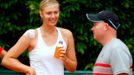 Maria Šarapovová odpočívá při tréninku na Roland Garros.