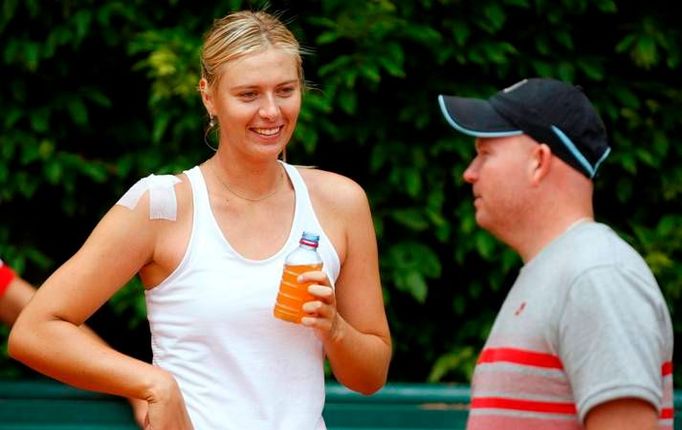 Maria Šarapovová odpočívá při tréninku na Roland Garros.