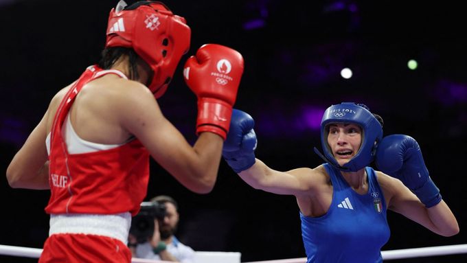 Alžírská boxerka Imane Khelifová postoupila na olympijském turnaji. Zápas trval 45 vteřin. Její soupeřka - Italka Angela Cariniová - odstoupila se slovy "tohle není fér".