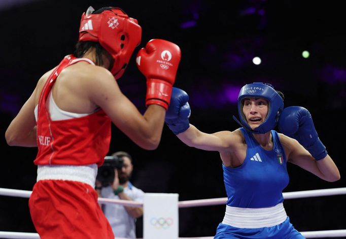 Alžírská boxerka Imane Khelifová postoupila na olympijském turnaji. Zápas trval 45 vteřin. Její soupeřka - Italka Angela Cariniová - odstoupila se slovy "tohle není fér".