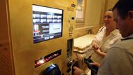 Automat vydává zlato ve 320 podobách, z nichž si lze vybrat. Plátky mohou vážit až deset gramů, přičemž cenu každých deset minut aktualizuje počítač podle čerstvého kurzu.