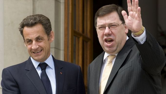 Sarkozy po příletu do Dublinu s Cowenem.