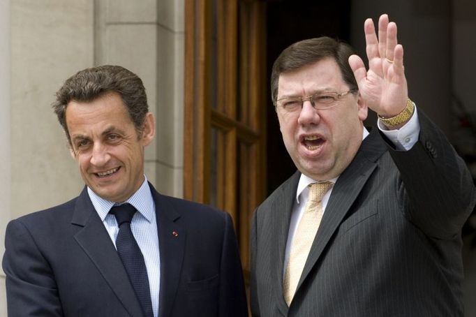 Ireland's Prime Minister Brian Cowen (R) welcomes France's President Nicolas Sarkozy in Dublin, July 21, 2008. Sarkozy, whose country holds the rotating European Union presidency, has the task of finding a way out of the crisis sparked by the rejection Irish vote on the EU reform treaty. REUTERS/Philippe Wojazer (IRELAND)