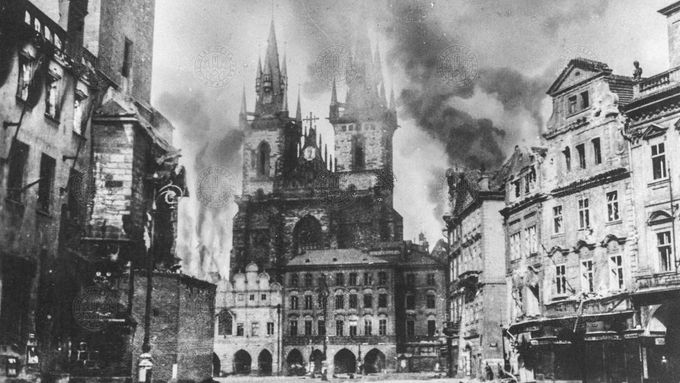 Jedinečné fotky Pražského povstání. Místa tvrdých bojů či zničené letadlo na ulici
